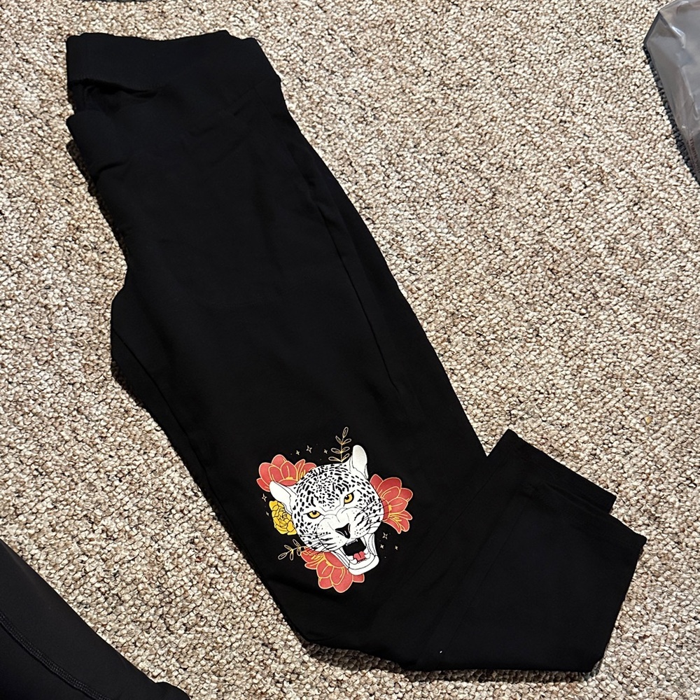 Torrid Black Leggings with Leopard and Floral Design with Pockets